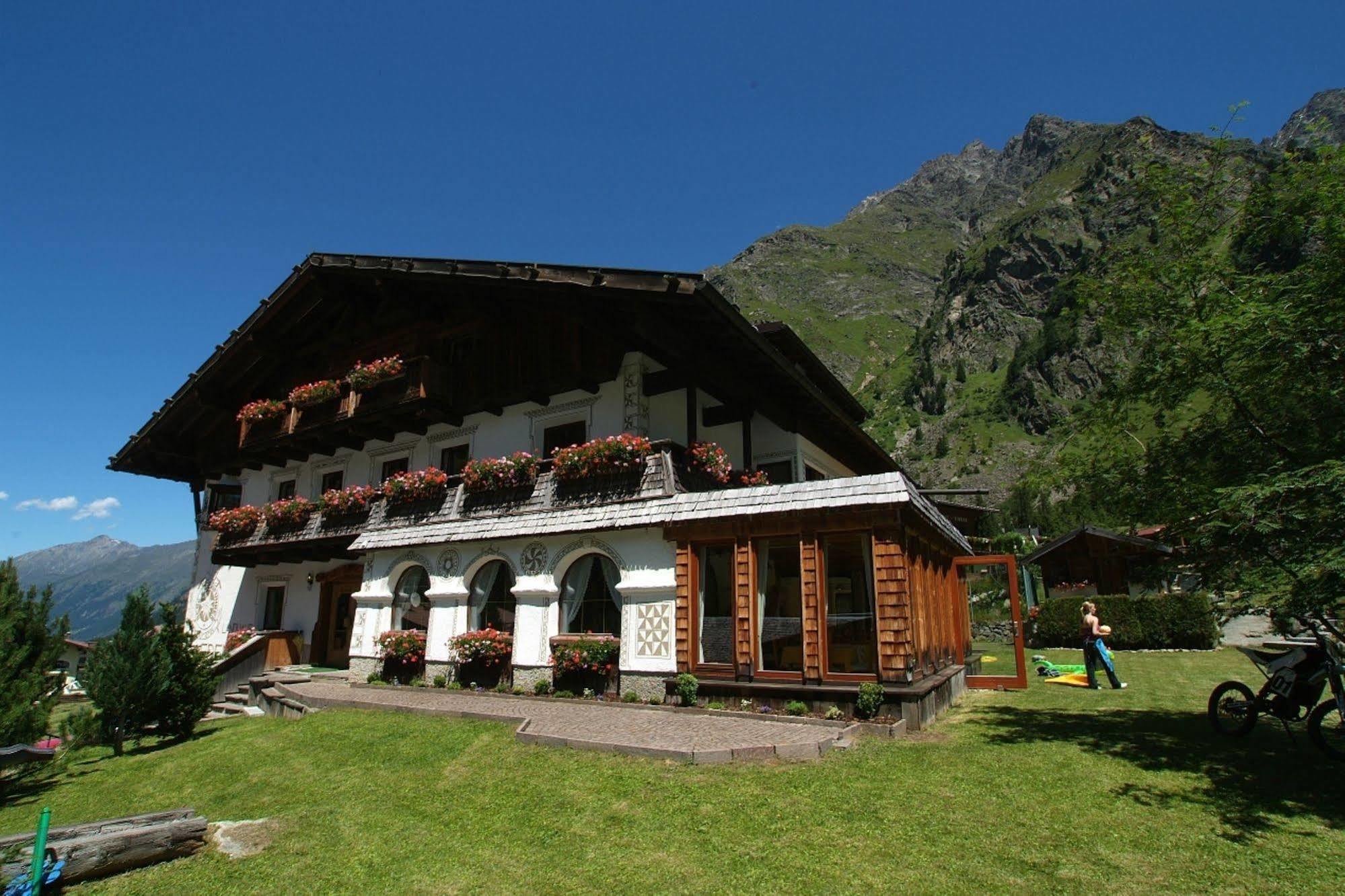 Hotel Landhaus Edelweiss Sankt Leonhard im Pitztal Exterior foto